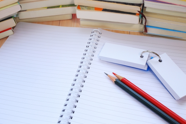 勉強机にノートと鉛筆、暗記帳
